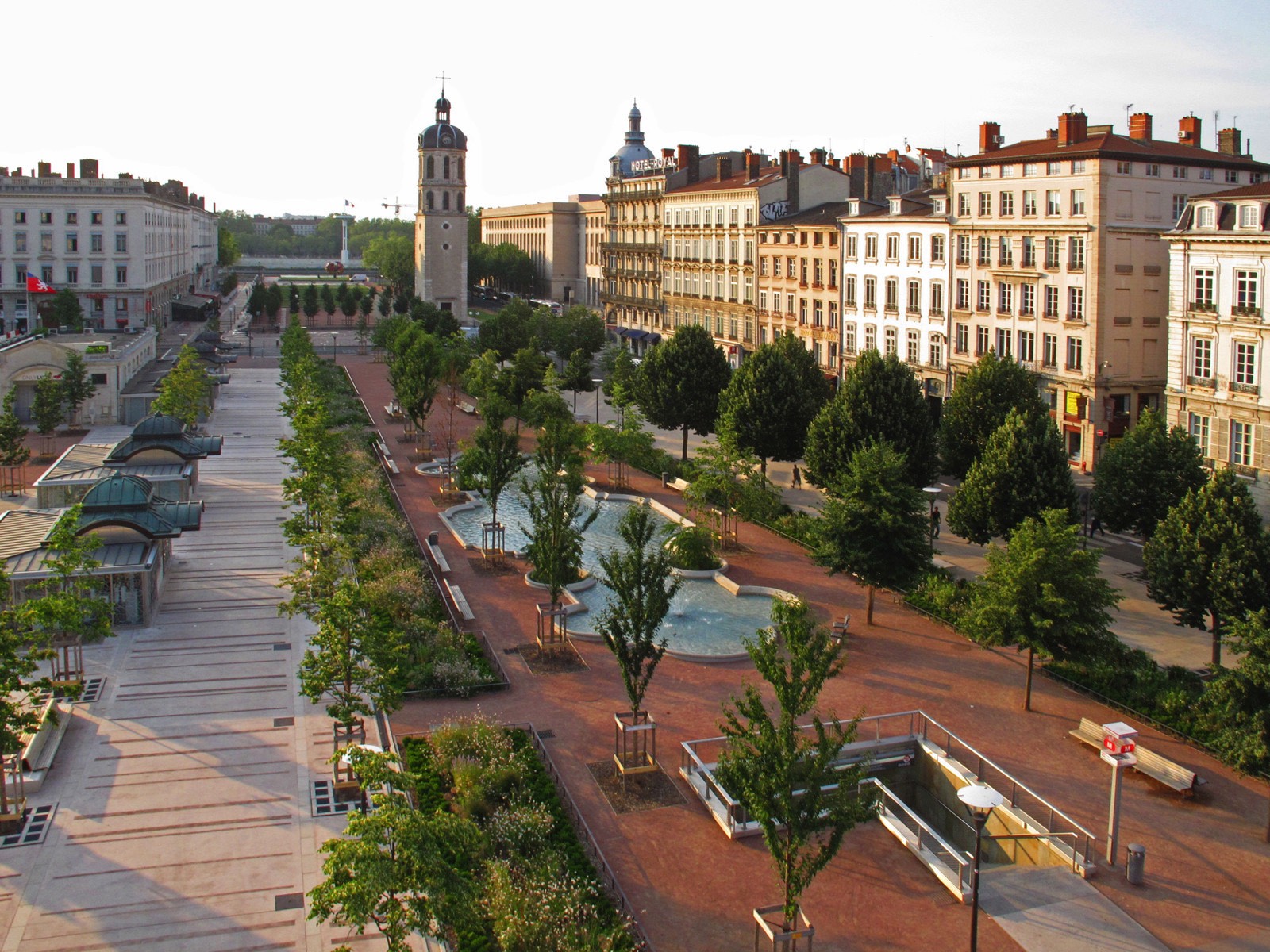 0-vignette-LYON_Place Bellecour ©Maia Sonnier-5fd20ab0bbcf9.jpeg